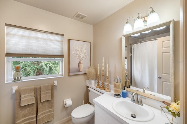 full bathroom featuring toilet, vanity, a shower with curtain, and baseboards