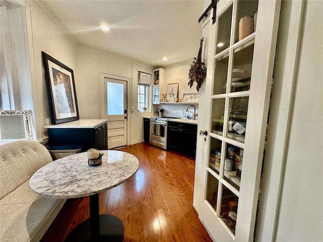 210 N 17th St W Unit 15, Bradenton, FL 34205 - interior space featuring dark wood-style floors, crown molding, a sink, and recessed lighting