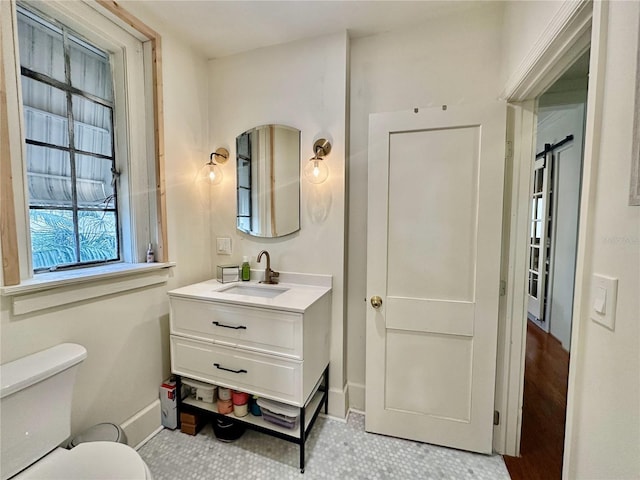 210 N 17th St W Unit 15, Bradenton, FL 34205 - half bathroom featuring toilet, baseboards, and vanity