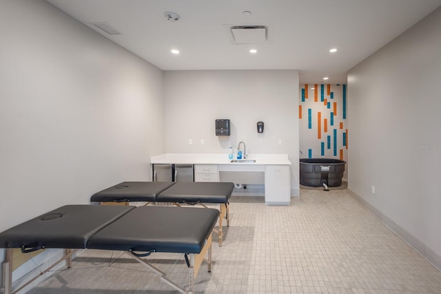 miscellaneous room featuring a sink, recessed lighting, and baseboards