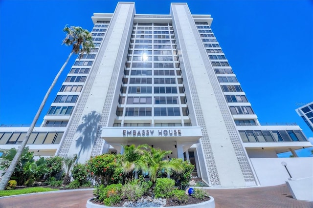 view of apartment building / complex