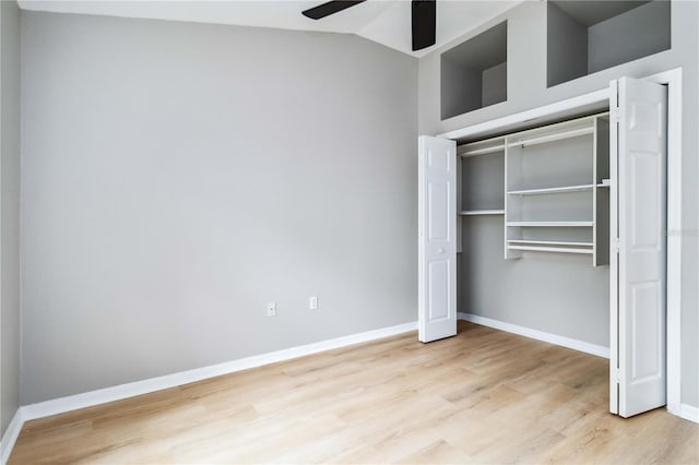 unfurnished bedroom featuring light wood-style floors, baseboards, a closet, and a ceiling fan
