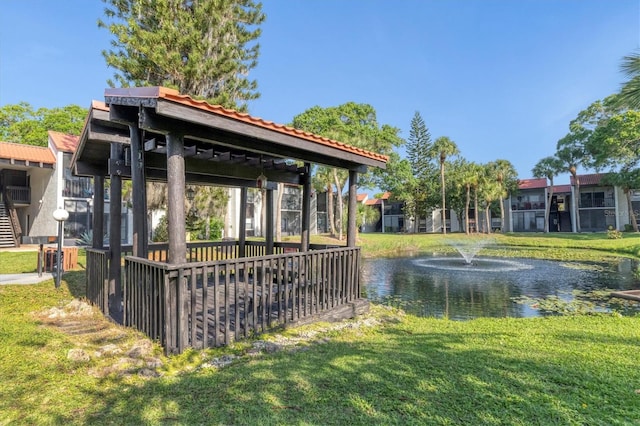 view of grassy yard featuring a water view