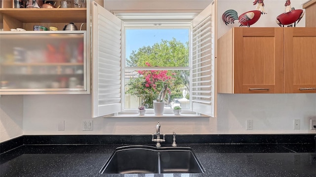 33 Bishops Court Rd Unit 118, Osprey, FL 34229 - kitchen with a sink, dark countertops, and healthy amount of natural light