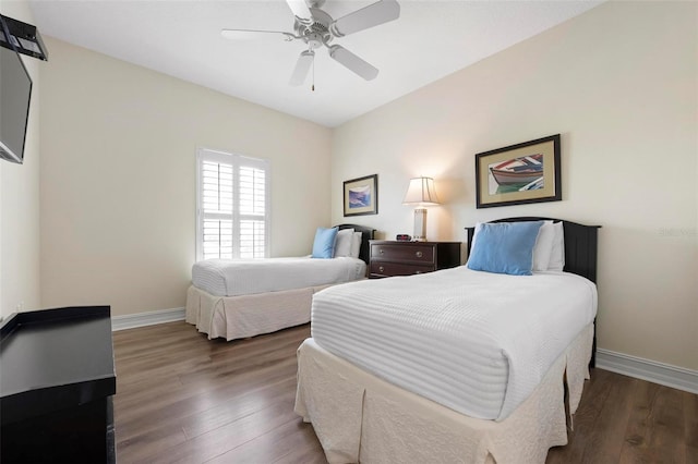 bedroom featuring wood finished floors, baseboards, and a ceiling fan