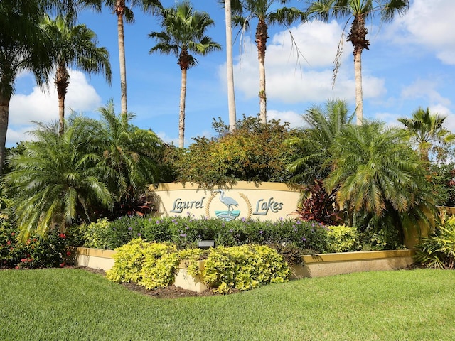 community sign featuring a yard