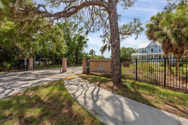 gate featuring fence