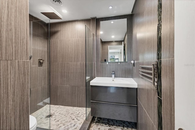 6931 Magellan Way, Sarasota, FL 34243 - full bath featuring tiled shower, vanity, tile walls, and toilet