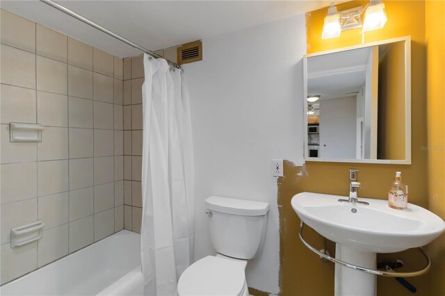 33 S Gulfstream Ave Unit 502, Sarasota, FL 34236 - full bathroom with shower / bath combo and toilet