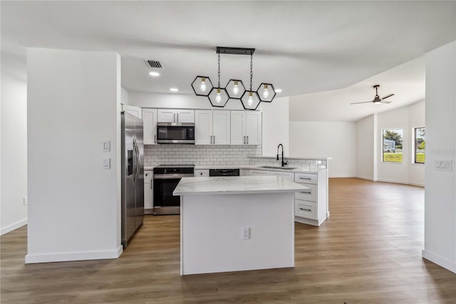 3239 Daytona Dr, Punta Gorda, FL 33983 - kitchen with appliances with stainless steel finishes, a sink, a peninsula, tasteful backsplash, and baseboards
