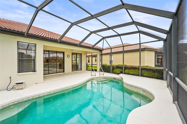 8118 Stirling Falls Cir, Sarasota, FL 34243 - outdoor pool featuring a patio