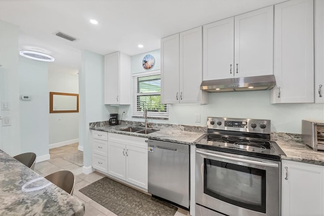 3500 Green View Ct Unit 45, Sarasota, FL 34231 - kitchen featuring stainless steel appliances, under cabinet range hood, a sink, white cabinets, and recessed lighting