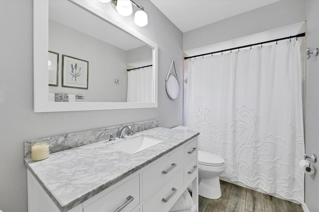 4079 Woodview Dr, Sarasota, FL 34232 - bathroom featuring wood finished floors, toilet, vanity, and curtained shower