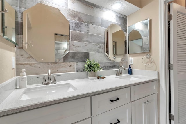 1322 Perico Point Cir, Bradenton, FL 34209 - full bath featuring double vanity and a textured ceiling