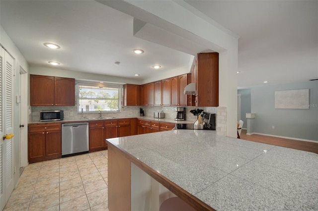 7202 18th Ave NW, Bradenton, FL 34209 - kitchen featuring stainless steel appliances, backsplash, range hood, a sink, and recessed lighting