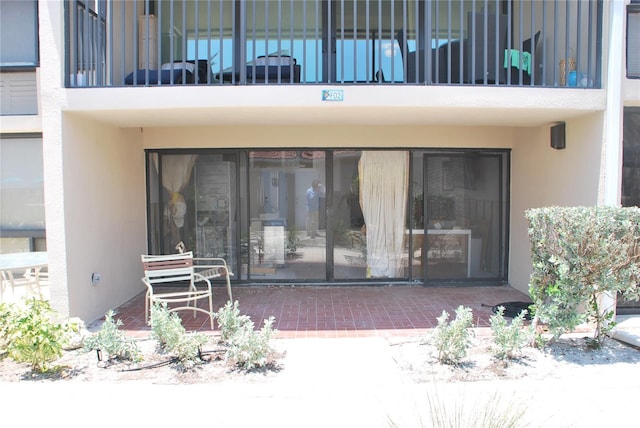 4621 Gulf Of Mexico Dr Unit 2F, Longboat Key, FL 34228 - entrance to property with stucco siding and a balcony