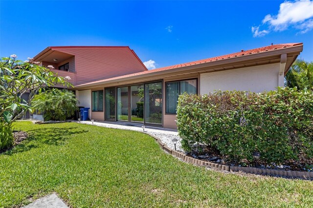 6462 Draw Ln Unit 72, Sarasota, FL 34238 - back of property with stucco siding and a yard