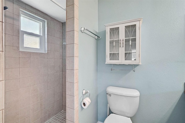 602 Park Cir, Bradenton, FL 34207 - full bath featuring toilet and tiled shower