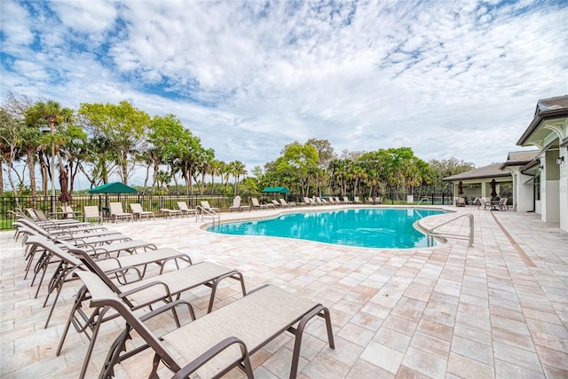 12091 Firewheel Pl, Venice, FL 34293 - community pool with fence and a patio area