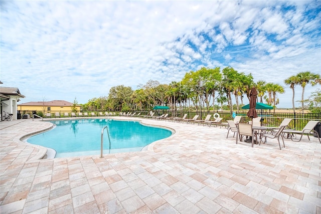 12091 Firewheel Pl, Venice, FL 34293 - community pool with fence and a patio area