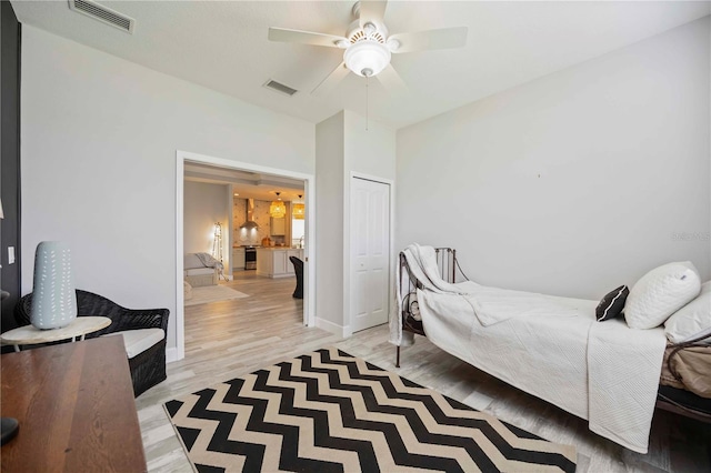 5091 Creekside Trl, Sarasota, FL 34243 - bedroom featuring light wood finished floors, a closet, and ceiling fan