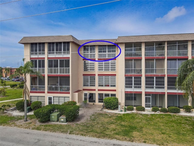 view of apartment building / complex