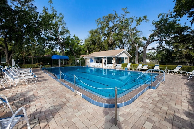 5712 Garden Lakes Dr, Bradenton, FL 34203 - community pool with fence and a patio