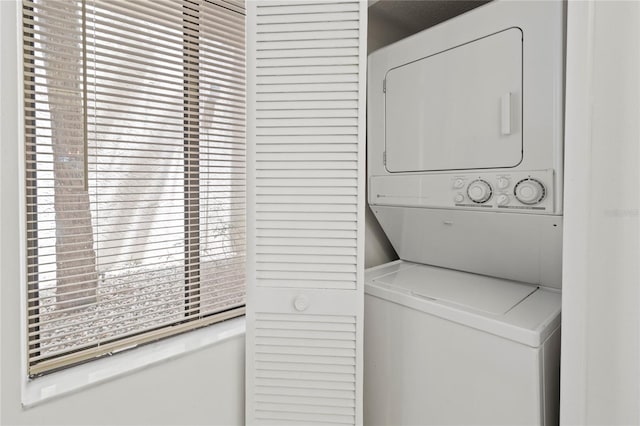 7500 40th Ave W Unit 108, Bradenton, FL 34209 - clothes washing area with stacked washer and clothes dryer