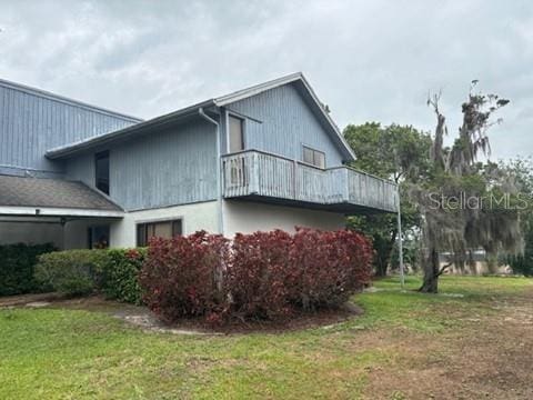 1212 Candlewood Dr, Lakeland, FL 33813 - view of side of home featuring a yard and a balcony