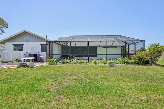 104 Hourglass Dr, Venice, FL 34293 - rear view of property featuring a yard and glass enclosure