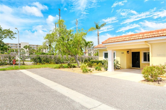 4840 Gulf Of Mexico Dr Unit 15, Longboat Key, FL 34228 - view of yard with driveway