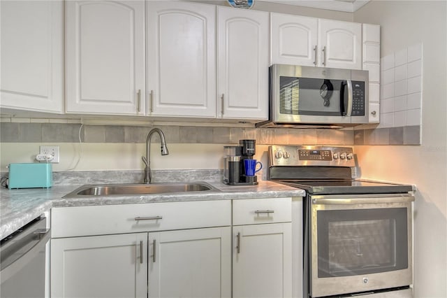 4840 Gulf Of Mexico Dr Unit 15, Longboat Key, FL 34228 - kitchen featuring stainless steel appliances, a sink, white cabinetry, and light countertops