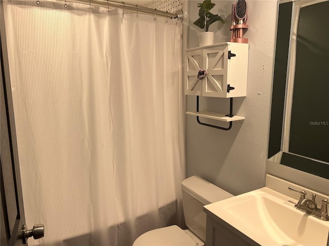 full bath featuring vanity, toilet, and shower / bath combo