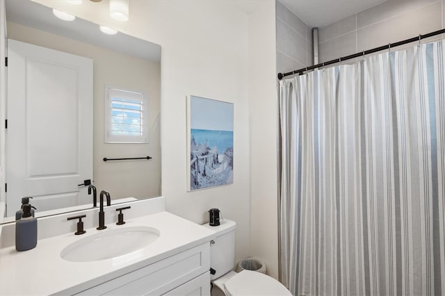 full bath with toilet, vanity, and a shower with shower curtain