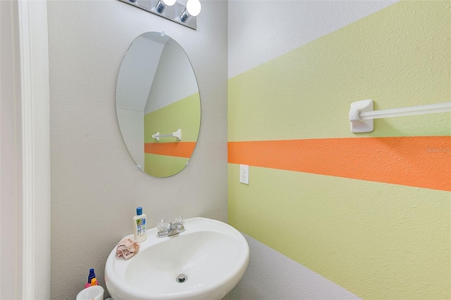 10944 Rainbow Pyrite Dr, Wimauma, FL 33598 - bathroom featuring a sink