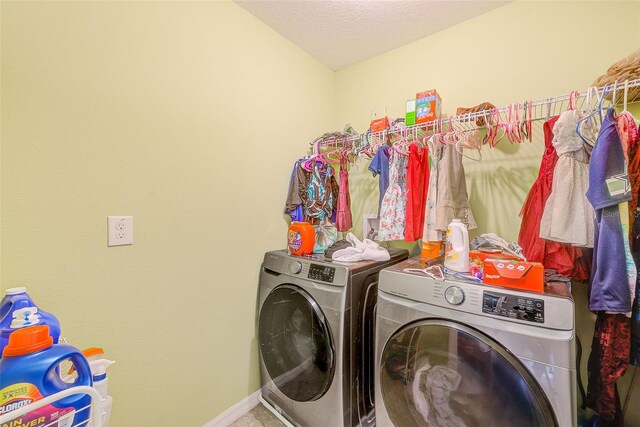 10944 Rainbow Pyrite Dr, Wimauma, FL 33598 - laundry room with washer and clothes dryer, baseboards, and a textured ceiling