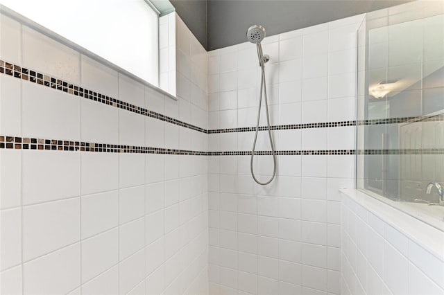 11811 Fennemore Way, Parrish, FL 34219 - bathroom with a tile shower