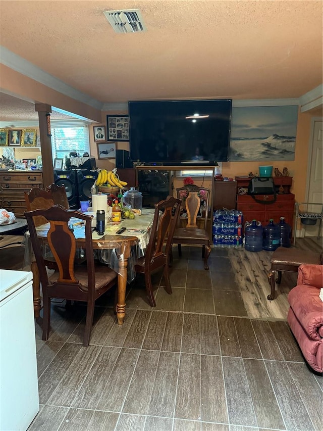 3720 27th St E, Bradenton, FL 34208 - dining area featuring wood finished floors and a textured ceiling