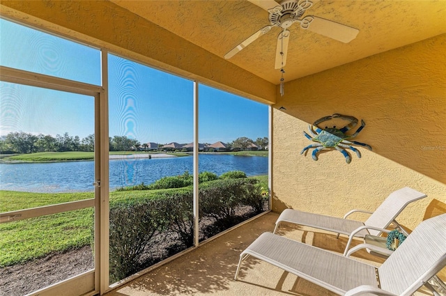 8422 Wethersfield Run Unit 103, Lakewood Ranch, FL 34202 - sunroom featuring a ceiling fan and a water view