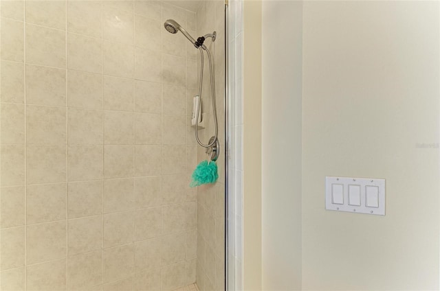 8422 Wethersfield Run Unit 103, Lakewood Ranch, FL 34202 - bathroom featuring a tile shower