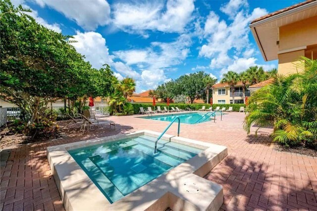 8422 Wethersfield Run Unit 103, Lakewood Ranch, FL 34202 - community pool featuring a community hot tub and a patio area