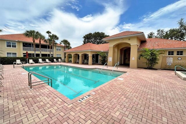 8422 Wethersfield Run Unit 103, Lakewood Ranch, FL 34202 - community pool with a patio