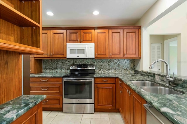 4443 Robin Hood Trl W, Sarasota, FL 34232 - kitchen with stainless steel appliances, a sink, dark stone counters, and recessed lighting