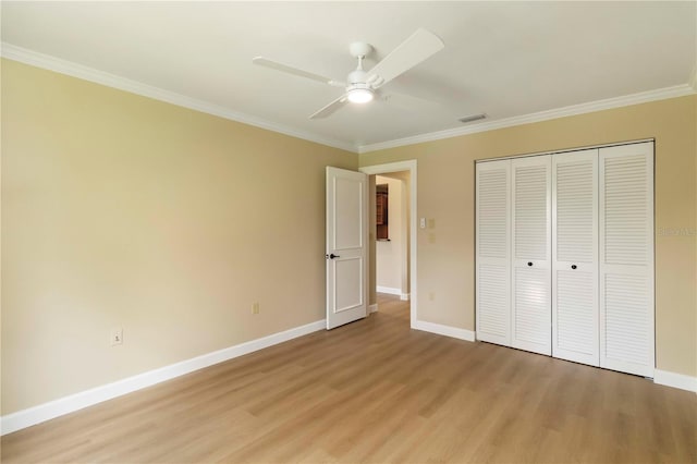4443 Robin Hood Trl W, Sarasota, FL 34232 - unfurnished bedroom featuring crown molding, light wood-style flooring, baseboards, a closet, and a ceiling fan