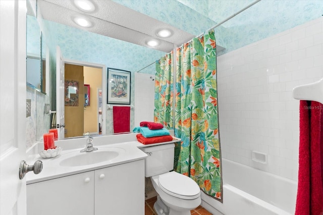full bathroom with wallpapered walls, shower / tub combo with curtain, toilet, vanity, and recessed lighting