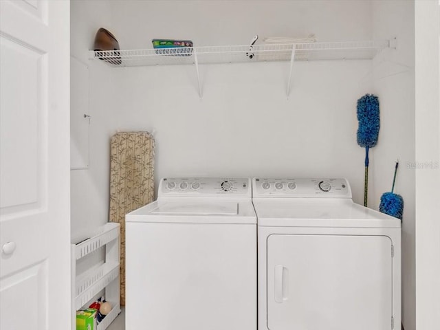 635 Chipper Dr, Sun City Center, FL 33573 - laundry room featuring washing machine and clothes dryer
