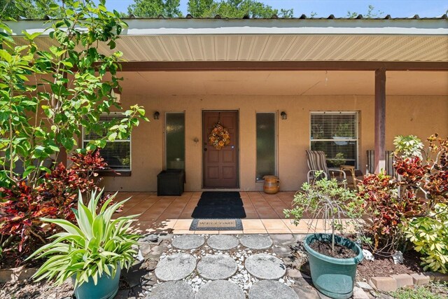 13719 Seminole Trl, Wimauma, FL 33598 - entrance to property featuring a porch and stucco siding