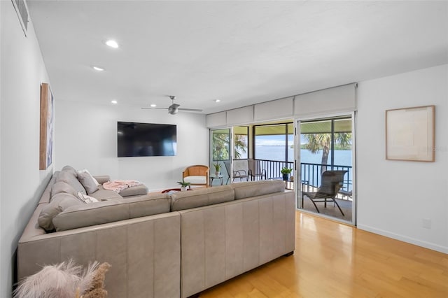 living area featuring ceiling fan, light wood finished floors, recessed lighting, and baseboards