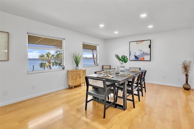 dining space featuring light wood-style floors, recessed lighting, and baseboards