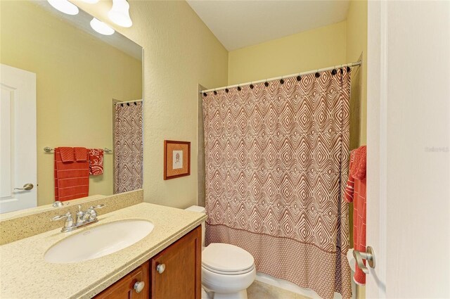full bath with toilet, vanity, and a shower with curtain